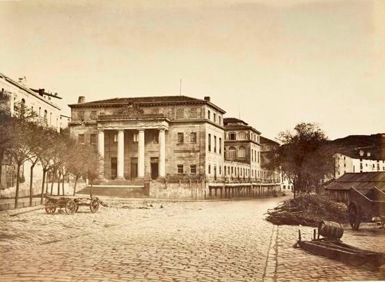 1874. Antiguo hospital de 1835, actual Instituto Politécnico con sacos protegiendo las ventanas.