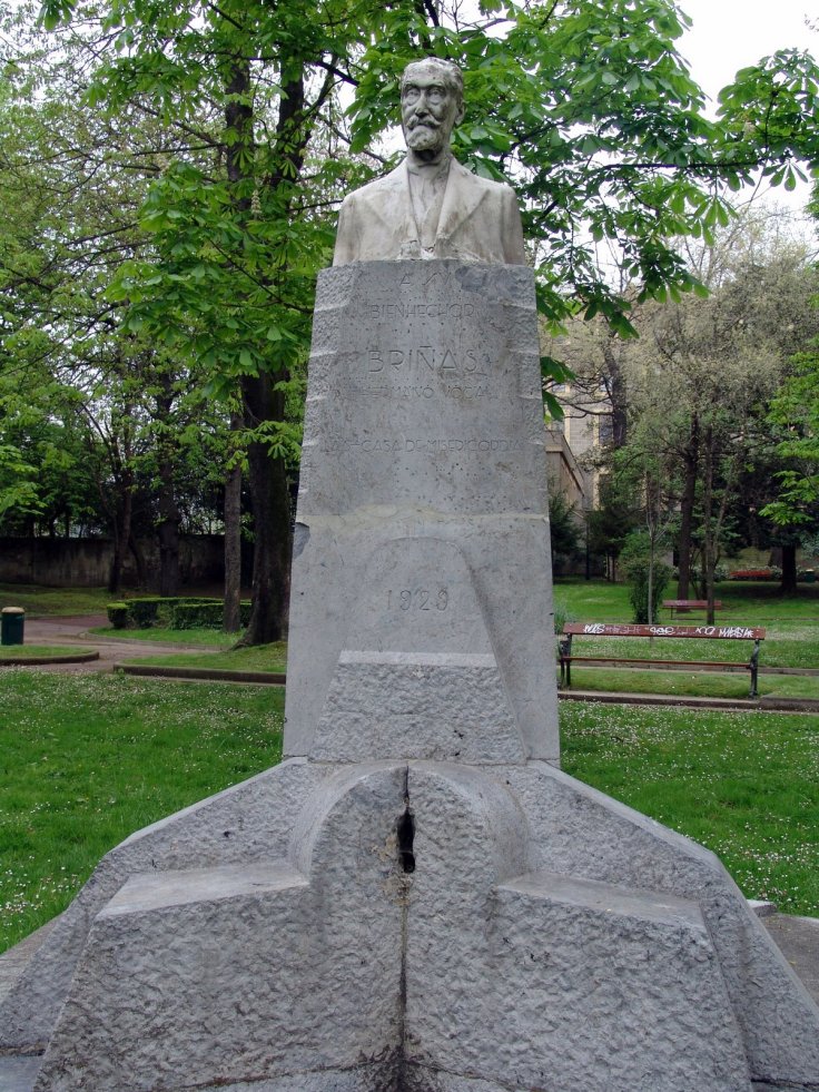 160.- Estatua en honor a D. Luis Briñas realizada por Higinio Basterra y colocada en los jardines de la Sta. Casa de Misericordia