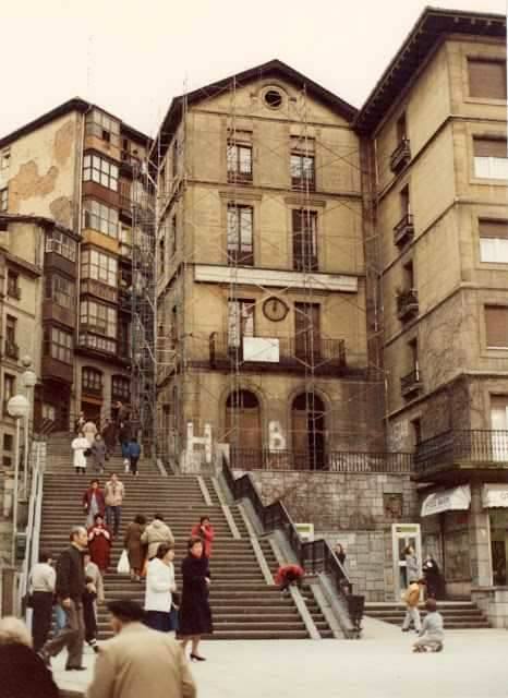 1986. Calzadas de mallona con la estación a Lezama Bilbao como has cambiado - copia
